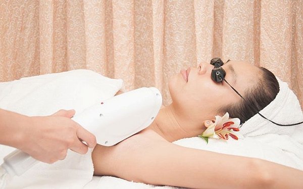 Triệt lông nách bằng ánh sáng elight tẩy sạch lông, duy trì hiệu quả lâu dài